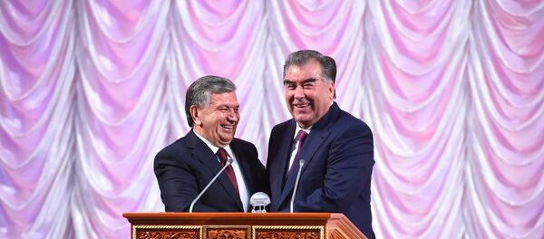 Президент Узбекистана Шавкат Мирзиёев и президент Таджикистана Эмомали Рахмон Президент Узбекистана Шавкат Мирзиёев и президент Таджикистана Эмомали Рахмон - Sputnik Тоҷикистон