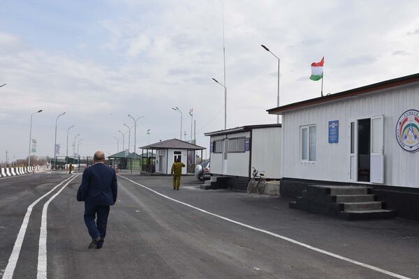 КПП Рават на границе Таджикистана и Узбекистана в городе Канибадаме, архивное фото - Sputnik Таджикистан