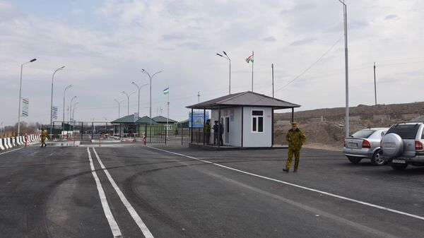 КПП Равот на границе Таджикистана и Узбекистана в городе Канибадаме, архивное фото - Sputnik Таджикистан