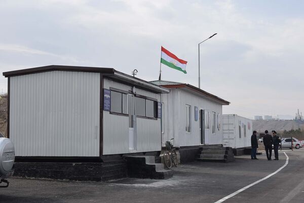 КПП Рават на границе Таджикистана и Узбекистана в городе Канибадаме, архивное фото - Sputnik Таджикистан