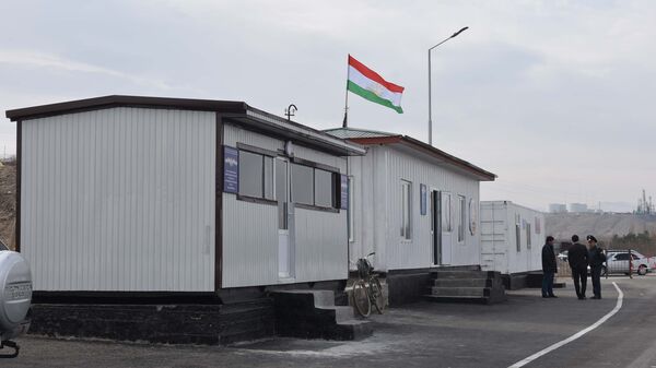 КПП Равот на границе Таджикистана и Узбекистана в городе Канибадам, архивное фото КПП Равот на границе Таджикистана и Узбекистана в городе Канибадам, архивное фото - Sputnik Таджикистан