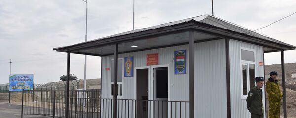 КПП Равот на границе Таджикистана и Узбекистана в городе Канибадам, архивное фото - Sputnik Таджикистан
