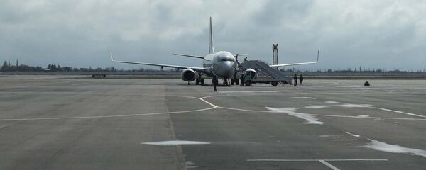 Самолет в аэропорту, архивное фото Самолет в аэропорту, архивное фото - Sputnik Таджикистан