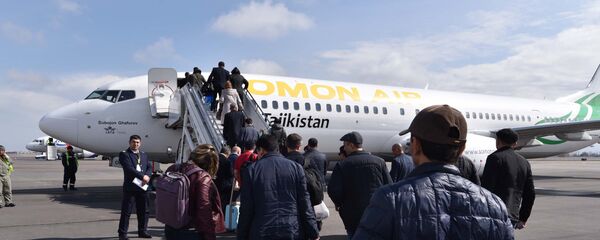 Посадка пассажиров в самолет, архивное фото - Sputnik Тоҷикистон