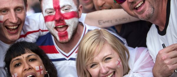 Болельщики во время просмотра трансляции матча группового этапа чемпионата Европы по футболу - 2016 между сборными командами Англии и России - Sputnik Таджикистан