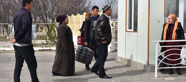 Жители Узбекистана пересекают границу с Таджикистаном на КПП Патар, архивное фото - Sputnik Тоҷикистон