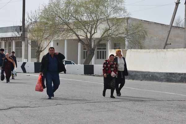 Жители Узбекистана пересекают границу с Таджикистаном на КПП Патар, архивное фото - Sputnik Таджикистан