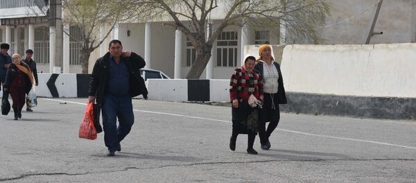 Жители Узбекистана пересекают границу с Таджикистаном на КПП Патар, архивное фото - Sputnik Таджикистан