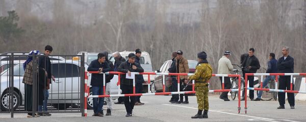 КПП Равот на границе Таджикистана и Узбекистана в городе Канибадам, архивное фото КПП Равот на границе Таджикистана и Узбекистана в городе Канибадам, архивное фото - Sputnik Тоҷикистон