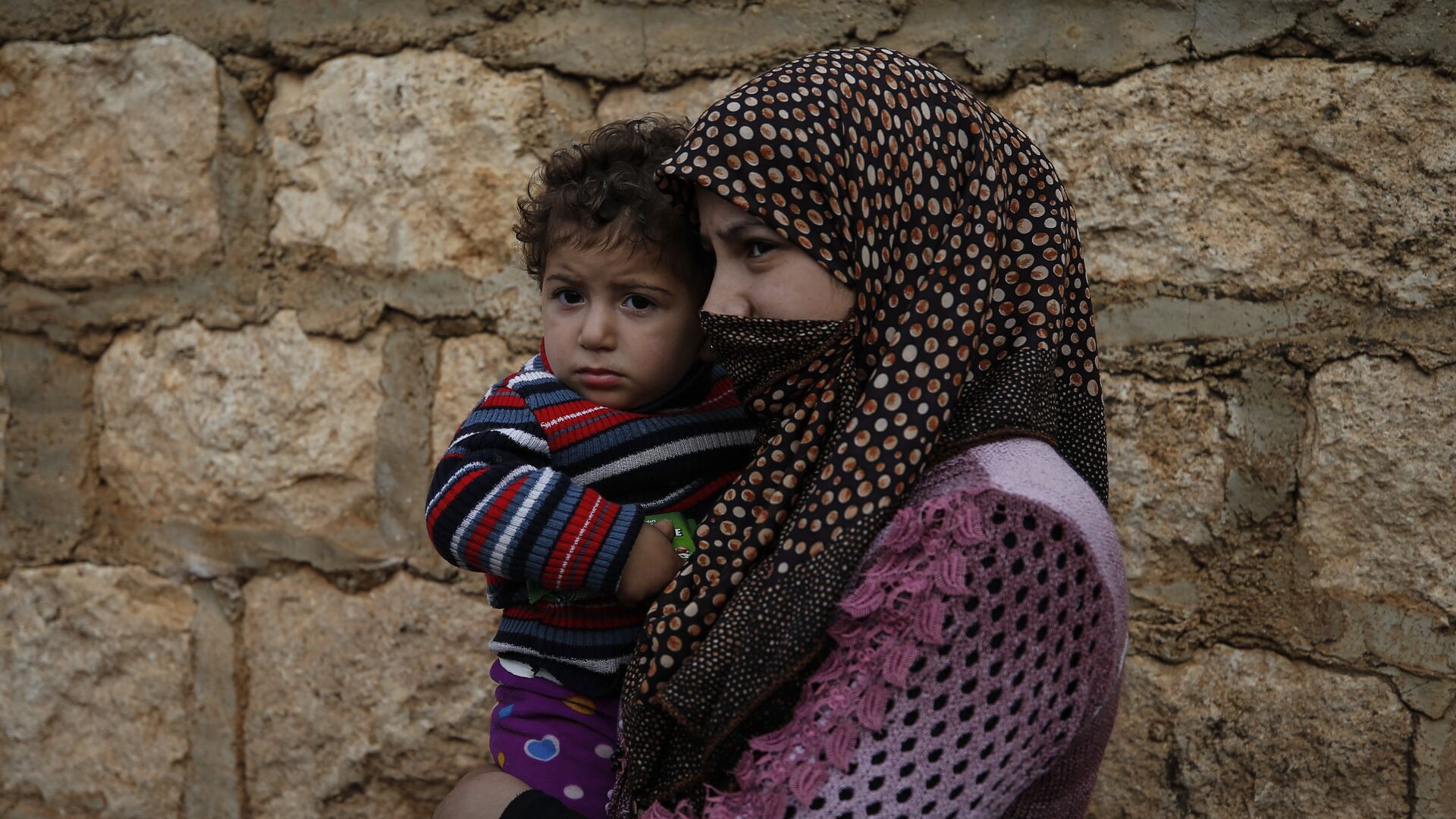 Женщина с ребенком в Сирии, архивное фото - Sputnik Таджикистан, 1920, 26.07.2022