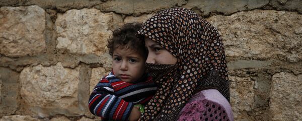 Женщина с ребенком в Сирии, архивное фото - Sputnik Тоҷикистон