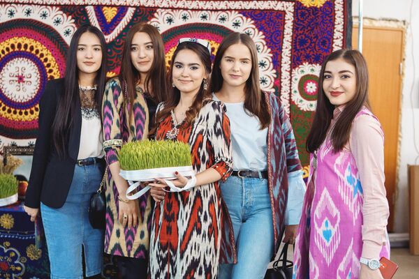 Дни Навруза на Старом Арбате в Москве - Sputnik Таджикистан