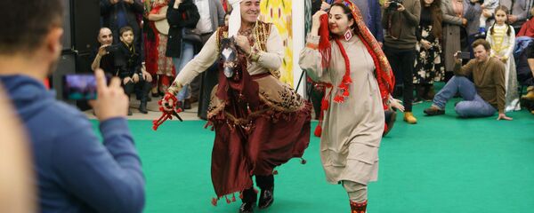 Абдумамад Бекмамадов, Дни Навруза на Старом Арбате в Москве - Sputnik Тоҷикистон