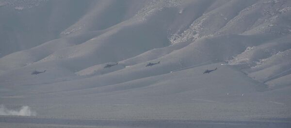 Вертолеты на фоне гор, архивное фото - Sputnik Таджикистан