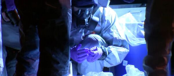 Криминалисты работают возле скамейки, где находился отравившийся бывший полковник ГРУ Сергей Скрипаль - Sputnik Таджикистан