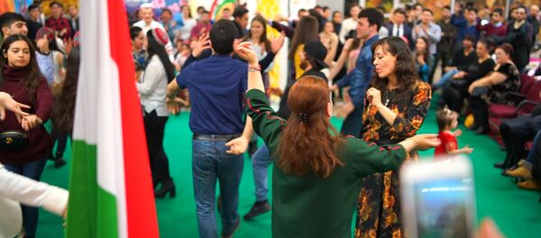 Красочное открытие Дней Навруза на Старом Арбате в Москве Красочное открытие Дней Навруза на Старом Арбате в Москве - Sputnik Таджикистан