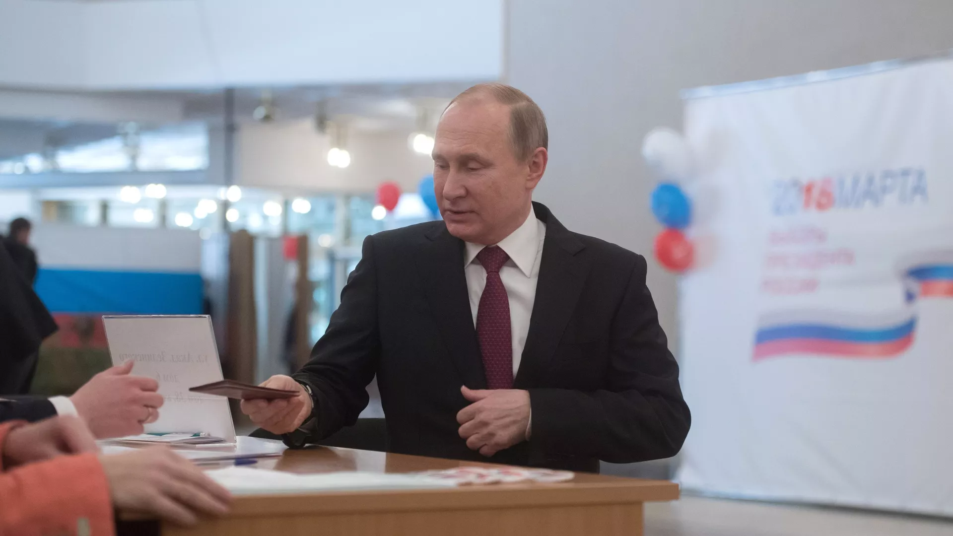 Президент РФ В. Путин. Архивное фото