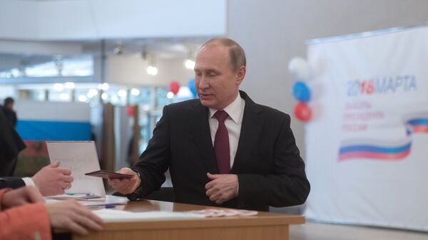 Президент РФ В. Путин принял участие в голосовании на выборах президента РФ - Sputnik Таджикистан