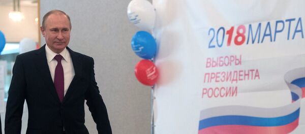 Президент РФ В. Путин принял участие в голосовании на выборах президента РФ Президент РФ В. Путин принял участие в голосовании на выборах президента РФ - Sputnik Тоҷикистон