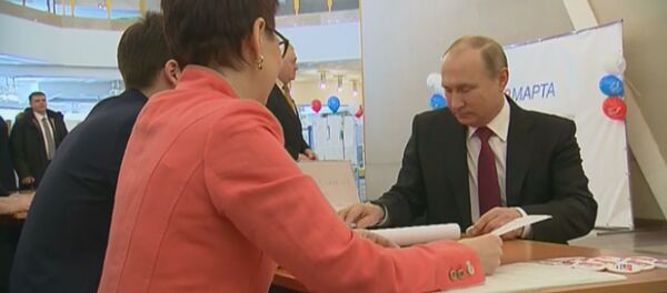Владимир Путин проголосовал на выборах президента РФ - Sputnik Таджикистан