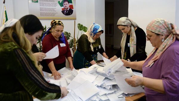 Подсчет голосов на выборах президента РФ в Грозном - Sputnik Таджикистан