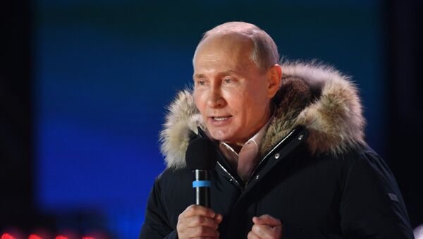 Президент РФ В. Путин посетил митинг-концерт в Москве, посвященный годовщине воссоединения Крыма с Россией - Sputnik Таджикистан