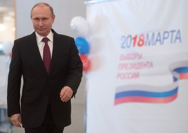 Кандидат в президенты России, действующий президент России Владимир Путин во время голосования на выборах президента России - Sputnik Таджикистан