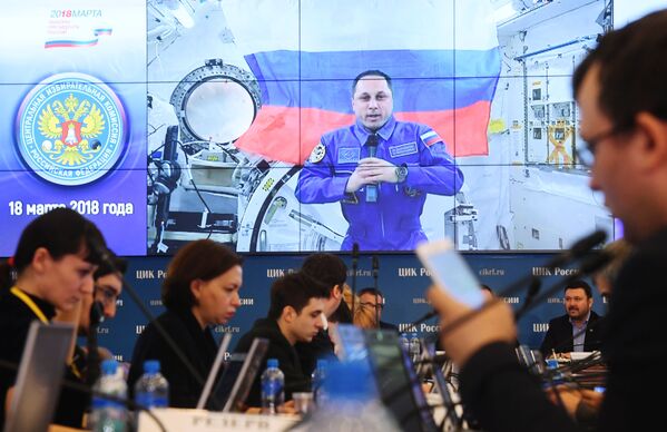 Сеанс связи с экипажем Международной космической станции во время выборов президента России - Sputnik Таджикистан