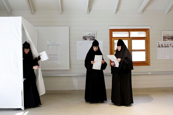 Монахини во время голосования на Президентских выборах 2018 в Иерусалиме - Sputnik Таджикистан
