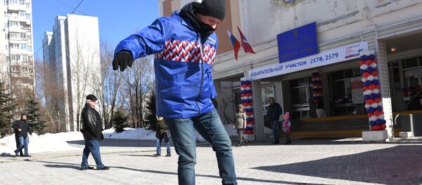 Волонтер у избирательного участка в Москве, где проходят выборы президента РФ Волонтер у избирательного участка в Москве, где проходят выборы президента РФ - Sputnik Таджикистан