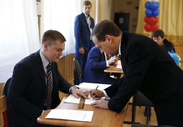 Председатель правительства РФ РФ Дмитрий Медведев на избирательном участке в Москве во время голосования на выборах президента России - Sputnik Таджикистан