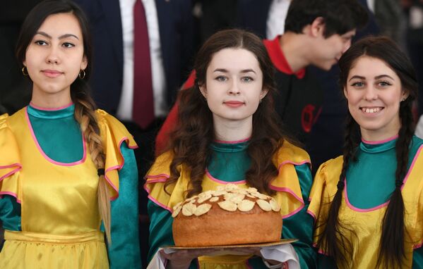 Девушки на выборах президента Российской Федерации на избирательном участке №42 в Казани - Sputnik Таджикистан
