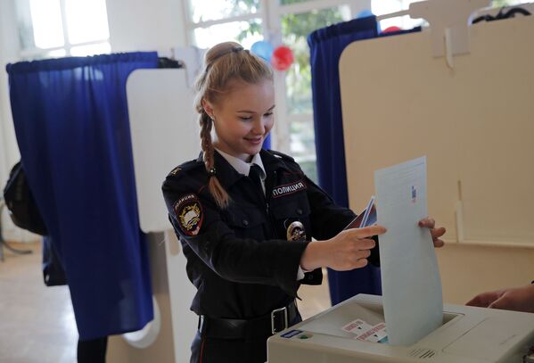 Кадет во время голосования на выборах президента России в Москве - Sputnik Таджикистан