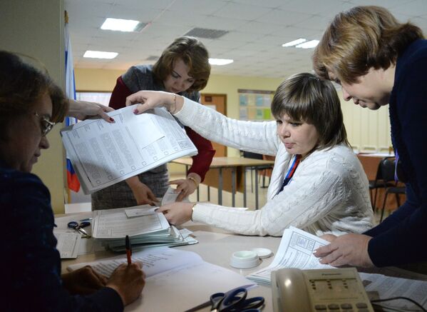 Члены избирательной комиссии во время подсчета голосов на одном из избирательных участков во Владивостоке - Sputnik Таджикистан