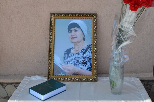 Портрет Таджикской поэтессы Нуринисо Алимухаммедова, архивное фото Портрет Таджикской поэтессы Нуринисо Алимухаммедова, архивное фото - Sputnik Тоҷикистон
