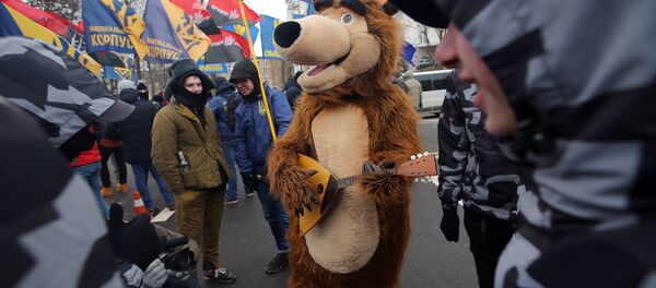 Сотрудники МВД Украины и представители националистических организаций блокируют здание посольства РФ в Киеве в связи с выборами президента РФ Сотрудники МВД Украины и представители националистических организаций блокируют здание посольства РФ в Киеве в связи с выборами президента РФ - Sputnik Таджикистан
