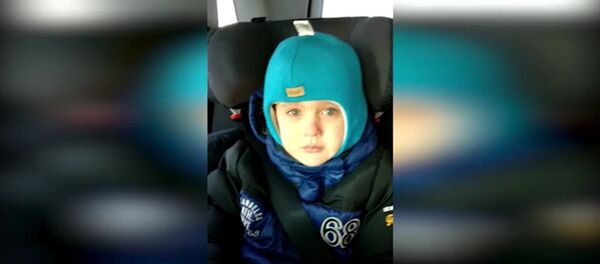 Мальчик в Новосибирске расплакался из-за того, что не увидел дядю Путина Мальчик в Новосибирске расплакался из-за того, что не увидел дядю Путина - Sputnik Тоҷикистон