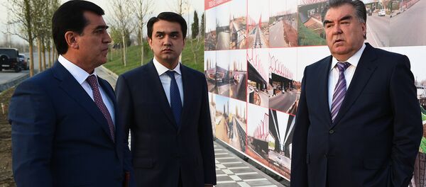 Президент Эмомали Рахмон и мэр города Душанбе Рустам Эмомали, архивное фото Президент Эмомали Рахмон и мэр города Душанбе Рустам Эмомали, архивное фото - Sputnik Таджикистан