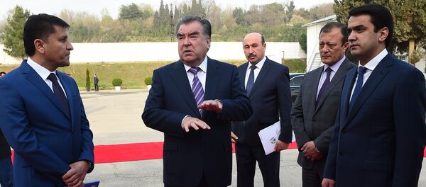 Эмомали Рахмон заложил первый камень для строительства предприятия по производству прохладительных напитков Сиёма - Sputnik Тоҷикистон