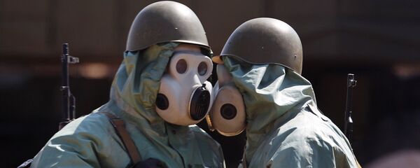 Военнослужащие в средствах химической защиты. Архивное фото - Sputnik Таджикистан