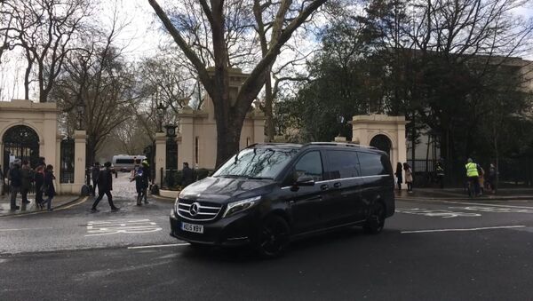 Машины с российскими дипломатами и их семьями покинули посольство РФ в Лондоне - Sputnik Таджикистан