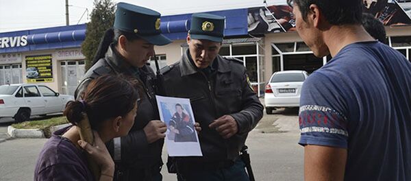 Сотрудники ГУВД г. Ташкента помогают потерявшему память мужчине вернуться домой Сотрудники ГУВД г. Ташкента помогают потерявшему память мужчине вернуться домой - Sputnik Таджикистан