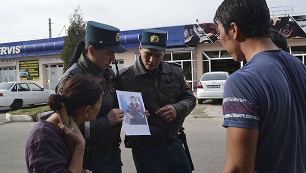 Сотрудники ГУВД г. Ташкента помогают потерявшему память мужчине вернуться домой - Sputnik Таджикистан