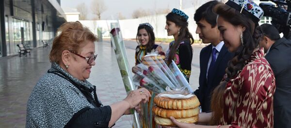 Представители Таджикских туркомпаний встретили туристов в аэропорту - Sputnik Таджикистан