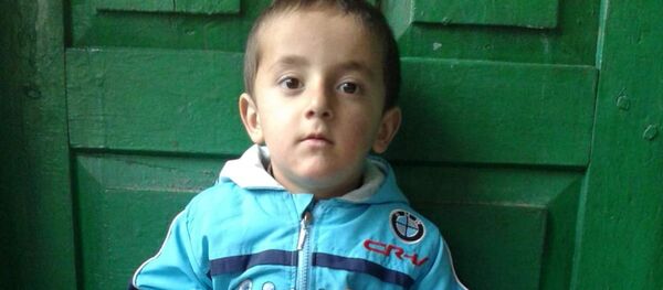 Трех летний мальчик Нуъмон Мирзоёров изучает географию - Sputnik Таджикистан