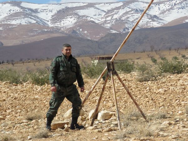 Сирийский солдат сделал из террористических ограждений операторский кран Сирийский солдат сделал из террористических ограждений операторский кран - Sputnik Таджикистан