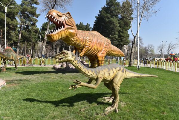 Динозавры в парке Дунёи афсона, архивное фото - Sputnik Таджикистан