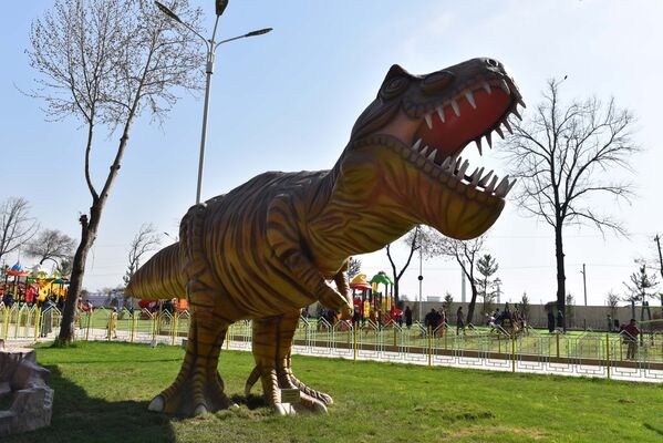 Динозавры в парке Дунёи афсона, архивное фото - Sputnik Таджикистан