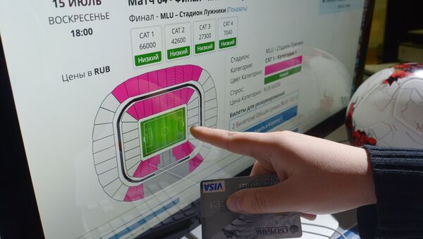 Молодой человек выбирает билеты на матч ЧМ-2018 на официальном сайте ФИФА, архивное фото - Sputnik Таджикистан