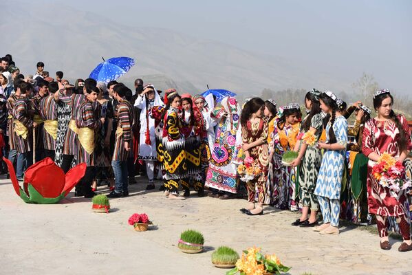 Празднование Навруза в городе Гиссаре, архивное фото - Sputnik Таджикистан